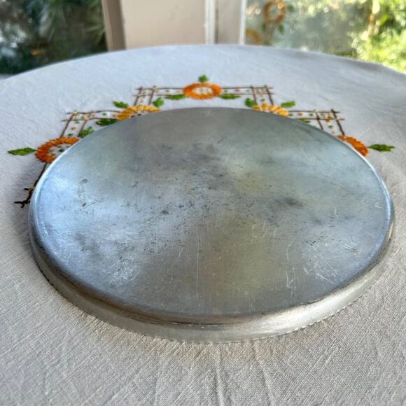 Vintage 1950s Pressed Aluminum Round Serving Tray with scalloped Edge - Picture 10 of 11